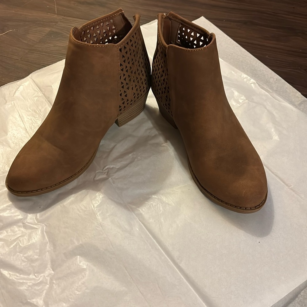 *Women’s Ankle Boots* shade darker than tan*short platform*zipper/caged back*